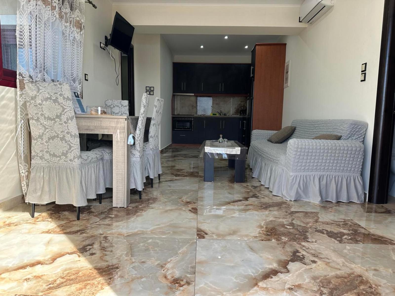 Bazakos' Luxury Sea Front Apartment Fourni Ikarias